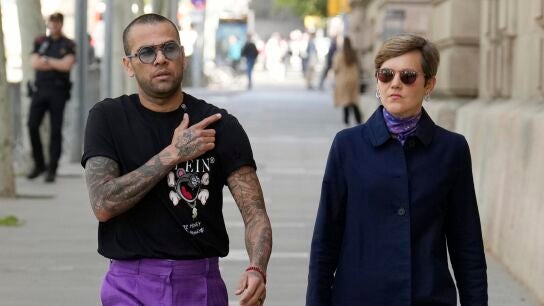Dani Alves, junto a su abogada In&eacute;s Guardiola a su salida de la Audiencia de Barcelona