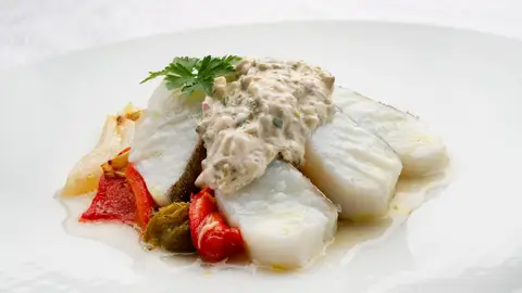 Arguiñano, impresionado con las láminas de bacalao con piperrada y salsa tártara de Joseba: "Has cumplido con creces" Arguiñano, impresionado con las láminas de bacalao con piperrada y salsa tártara de Joseba: "Has cumplido con creces"