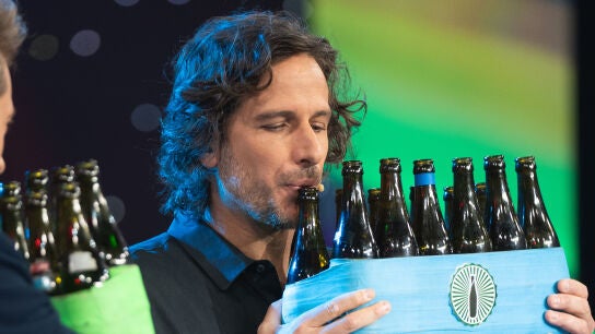 ¡A todo ritmo! Feliciano se une a los ‘Bottle Boys’ para hacer una prueba musical... ¡de lo más inusual! 