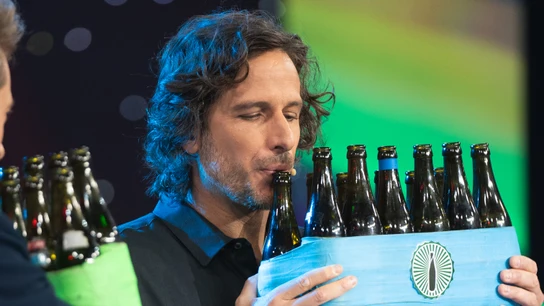 ¡A todo ritmo! Feliciano se une a los ‘Bottle Boys’ para hacer una prueba musical... ¡de lo más inusual! ¡A todo ritmo! Feliciano se une a los ‘Bottle Boys’ para hacer una prueba musical... ¡de lo más inusual!