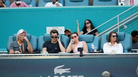 Millie Bobby Brown, Jake Bongiovi Jon Bon Jovi en el Miami Open de 2025 Millie Bobby Brown, Jake Bongiovi Jon Bon Jovi en el Miami Open de 2025