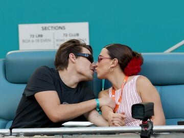 Millie Bobby Brown y su esposo Jake Bongiovi en el Miami Open de 2025