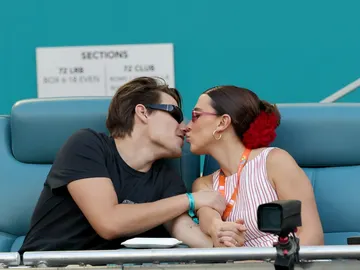 Millie Bobby Brown y su esposo Jake Bongiovi en el Miami Open de 2025 Millie Bobby Brown y su esposo Jake Bongiovi en el Miami Open de 2025