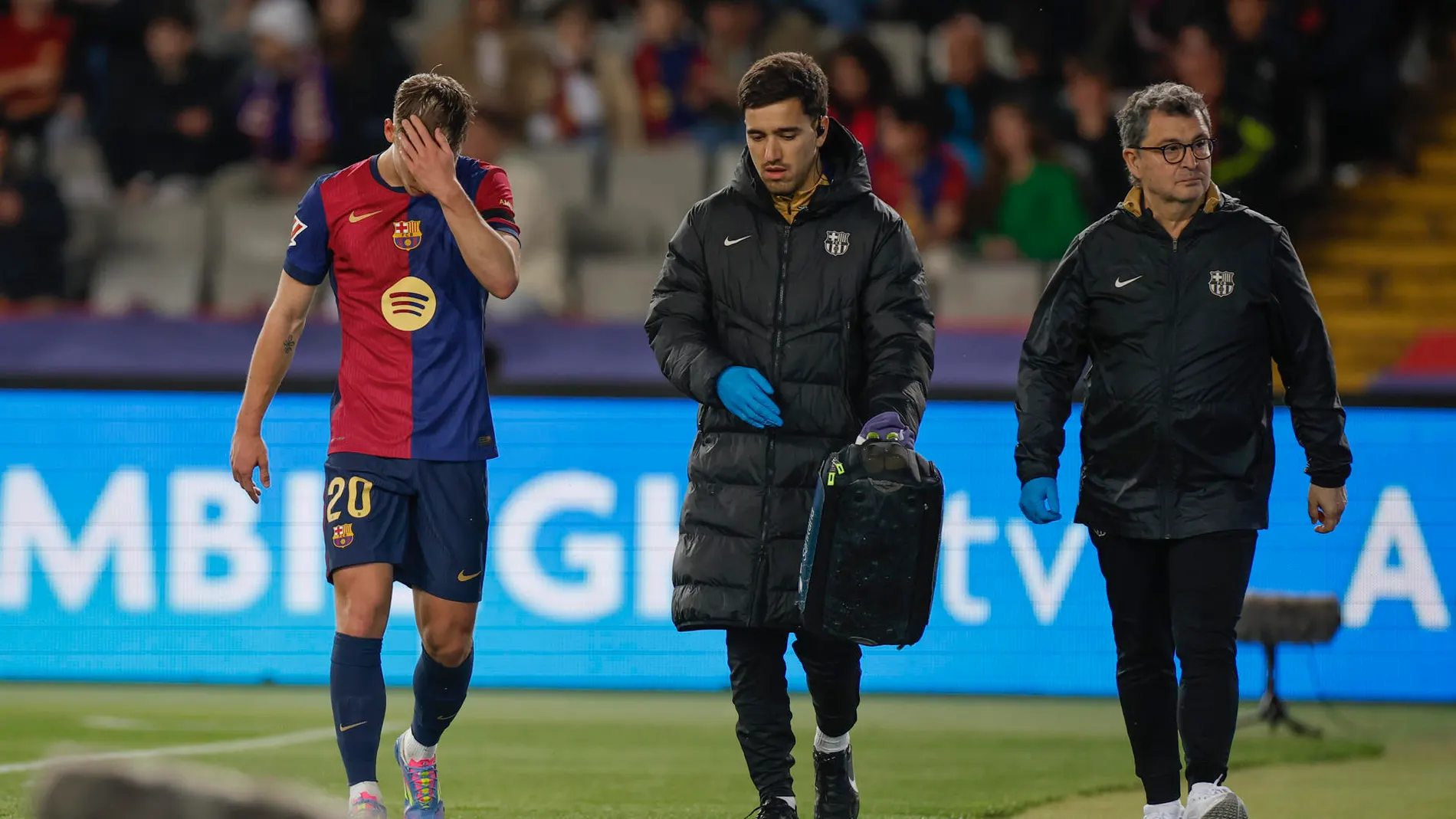 Olmo se retira lesionado ante Osasuna Olmo se retira lesionado ante Osasuna