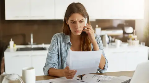 Una mujer resuelve dudas por teléfono sobre sus facturas Una mujer resuelve dudas por teléfono sobre sus facturas