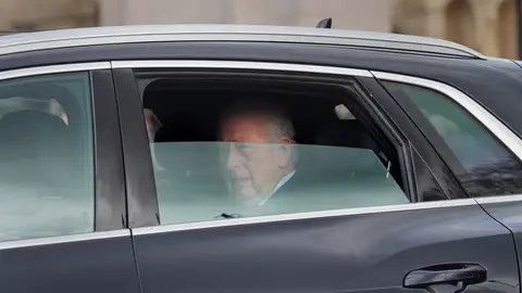 Carlos III en el coche abandonando Clarence House Carlos III en el coche abandonando Clarence House