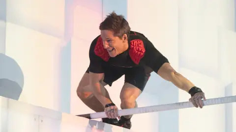 Saltando hacia lo más alto: Gotzon Mantuliz mezcla acrobacias en colchonetas con baile... ¿conquistará al jurado?  Saltando hacia lo más alto: Gotzon Mantuliz mezcla acrobacias en colchonetas con baile... ¿conquistará al jurado?