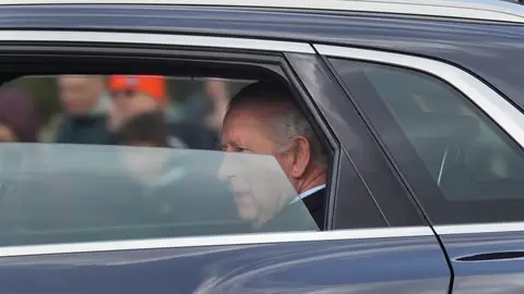Carlos III en el coche abandonando Clarence House Carlos III en el coche abandonando Clarence House