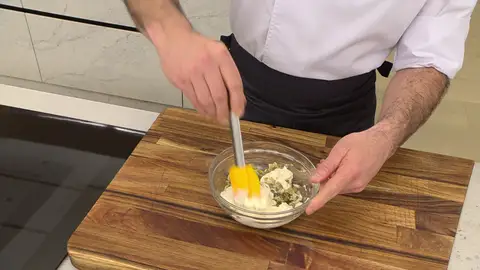 Agrega la mahonesa y 1 cucharadita de perejil picado, y mezcla bien Agrega la mahonesa y 1 cucharadita de perejil picado, y mezcla bien