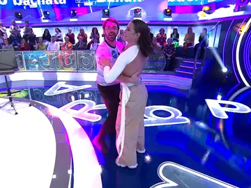 La “película de cine de adultos” con la que Alberto Amarilla hace sonrojar a Roberto Leal La “película de cine de adultos” con la que Alberto Amarilla hace sonrojar a Roberto Leal