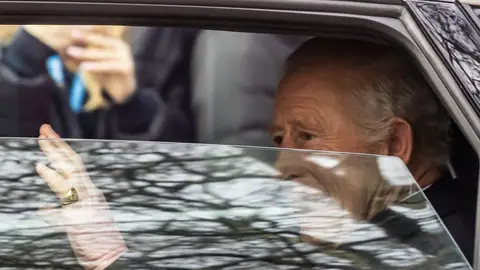 Carlos III en el coche abandonando Clarence House Carlos III en el coche abandonando Clarence House