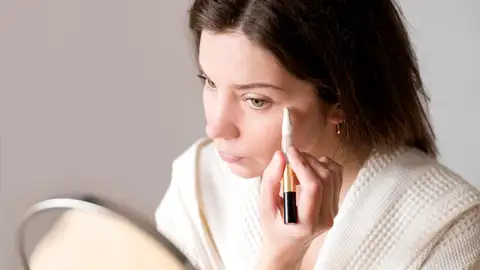 Mujer maquillándose Mujer maquillándose