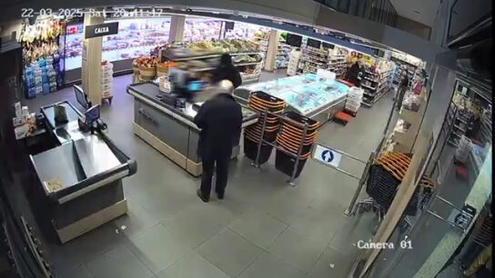 La encargada de un supermercado de Barcelona atracado de forma violenta: " El cliente que se encar&oacute; al ladr&oacute;n ha sido mi &aacute;ngel de la guarda"