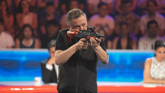 Desafío no superado: Roberto Brasero se rinde ante los disparos de tiza 