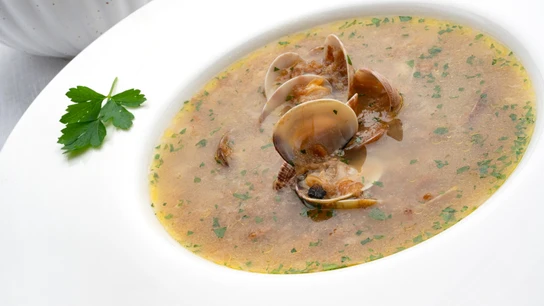 Sopa de pan y almejas, de Karlos Arguiñano: "Aquí tenéis un pedazo de sopa que os va a hacer felices" Sopa de pan y almejas, de Karlos Arguiñano: "Aquí tenéis un pedazo de sopa que os va a hacer felices"