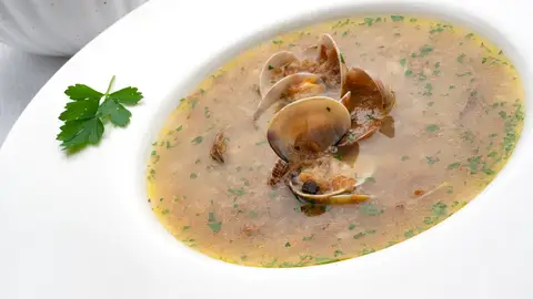 Sopa de pan y almejas, de Karlos Arguiñano: "Aquí tenéis un pedazo de sopa que os va a hacer felices" Sopa de pan y almejas, de Karlos Arguiñano: "Aquí tenéis un pedazo de sopa que os va a hacer felices"