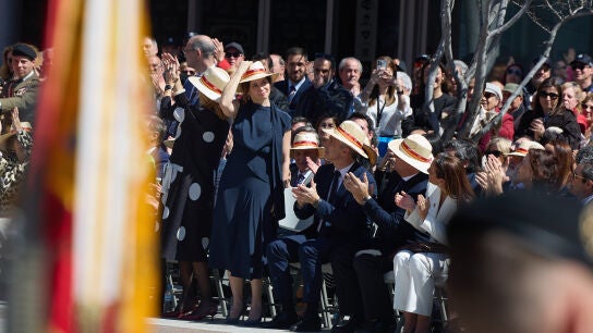 La presidenta de la Comunidad de Madrid, Isabel D&iacute;az Ayuso (2i), y la alcaldesa de Alcobendas, Roc&iacute;o Garc&iacute;a Alc&aacute;ntara (1i), durante la jura de bandera, en la Plaza Mayor de Alcobendas, a 29 de marzo de 2025, en Alcobendas, Madrid (Espa&ntilde;a).