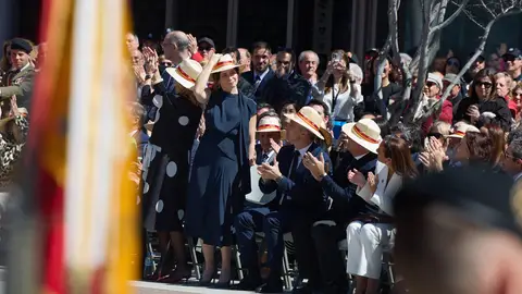 La presidenta de la Comunidad de Madrid, Isabel Díaz Ayuso (2i), y la alcaldesa de Alcobendas, Rocío García Alcántara (1i), durante la jura de bandera, en la Plaza Mayor de Alcobendas, a 29 de marzo de 2025, en Alcobendas, Madrid (España). La presidenta de la Comunidad de Madrid, Isabel Díaz Ayuso (2i), y la alcaldesa de Alcobendas, Rocío García Alcántara (1i), durante la jura de bandera, en la Plaza Mayor de Alcobendas, a 29 de marzo de 2025, en Alcobendas, Madrid (España).