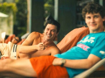 Patrick Schwarzenegger y Sam Nivola en The White Lotus