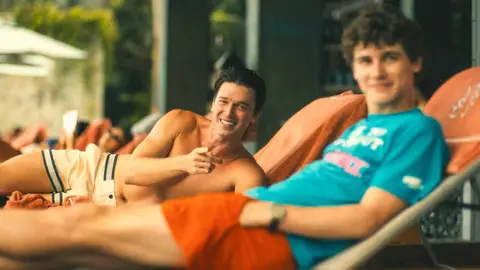 Patrick Schwarzenegger y Sam Nivola en The White Lotus Patrick Schwarzenegger y Sam Nivola en The White Lotus