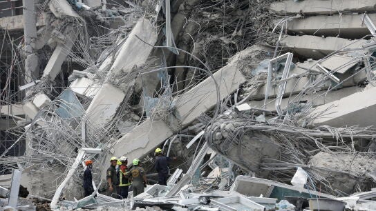 Equipos de rescate tras el terremoto