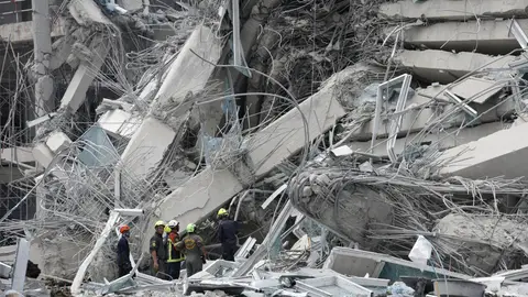 Equipos de rescate tras el terremoto Equipos de rescate tras el terremoto