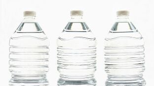 Imagen de archivo de botellas de agua.