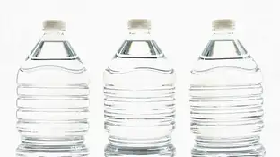 Imagen de archivo de botellas de agua. Imagen de archivo de botellas de agua.