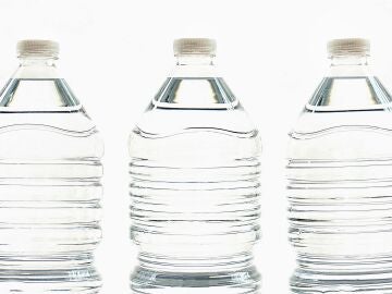Imagen de archivo de botellas de agua.