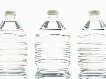 Imagen de archivo de botellas de agua. Imagen de archivo de botellas de agua.