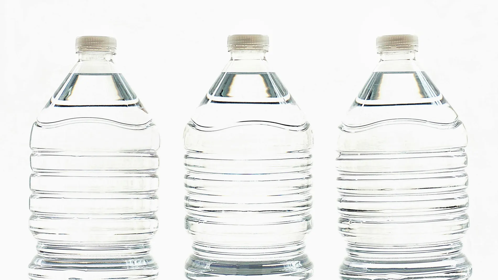 Imagen de archivo de botellas de agua. Imagen de archivo de botellas de agua.