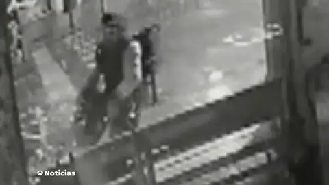 Tapas de alcantarilla y violencia: así actúa el ladrón reincidente del Eixample Tapas de alcantarilla y violencia: así actúa el ladrón reincidente del Eixample