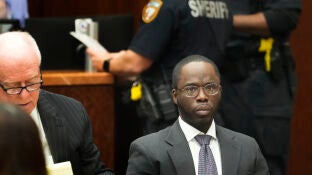 Imagen del acusado Xavier Davis antes de la selecci&oacute;n del jurado para su juicio en el Centro de Justicia Penal del Condado de Harris.