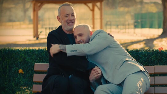 Tom Hanks y su hijo Chet en el videoclip de You Better Run