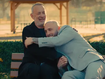 Tom Hanks y su hijo Chet en el videoclip de You Better Run Tom Hanks y su hijo Chet en el videoclip de You Better Run