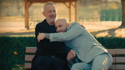 Tom Hanks y su hijo Chet en el videoclip de You Better Run Tom Hanks y su hijo Chet en el videoclip de You Better Run