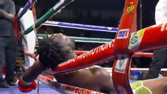 El boxeador Gabriel Oluwasegun Olanrewaju tras desplomarse en el ring