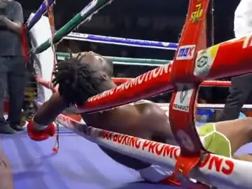 El boxeador Gabriel Oluwasegun Olanrewaju tras desplomarse en el ring El boxeador Gabriel Oluwasegun Olanrewaju tras desplomarse en el ring