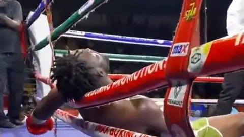 El boxeador Gabriel Oluwasegun Olanrewaju tras desplomarse en el ring El boxeador Gabriel Oluwasegun Olanrewaju tras desplomarse en el ring