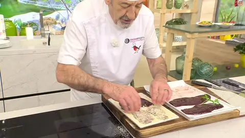 Corta los filetes de hígado por la mitad, salpimiéntalos y pásalos por el pan rallado Corta los filetes de hígado por la mitad, salpimiéntalos y pásalos por el pan rallado
