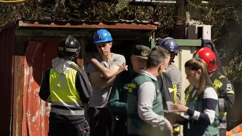 Bomberos trabajan con los afectados por la explosión en la mina de Cerredo Bomberos trabajan con los afectados por la explosión en la mina de Cerredo
