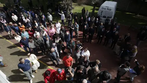 Familiares esperan la llegada de los féretros  Familiares esperan la llegada de los féretros