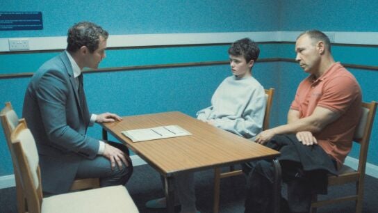 Mark Stanley como Paulie Hunter, Owen Cooper como Jamie Miller y Stephen Graham como Eddie Miller en el episodio 1 de Adolescencia