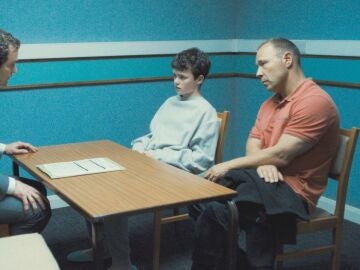 Mark Stanley como Paulie Hunter, Owen Cooper como Jamie Miller y Stephen Graham como Eddie Miller en el episodio 1 de Adolescencia