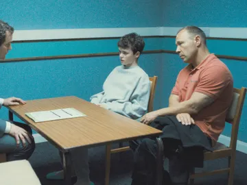 Mark Stanley como Paulie Hunter, Owen Cooper como Jamie Miller y Stephen Graham como Eddie Miller en el episodio 1 de Adolescencia Mark Stanley como Paulie Hunter, Owen Cooper como Jamie Miller y Stephen Graham como Eddie Miller en el episodio 1 de Adolescencia