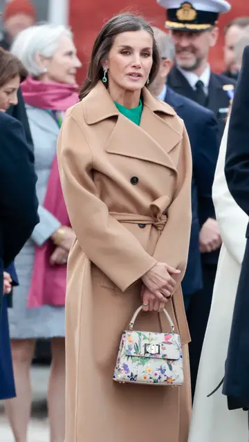 Letizia con su bolso Furla 1927 Letizia con su bolso Furla 1927