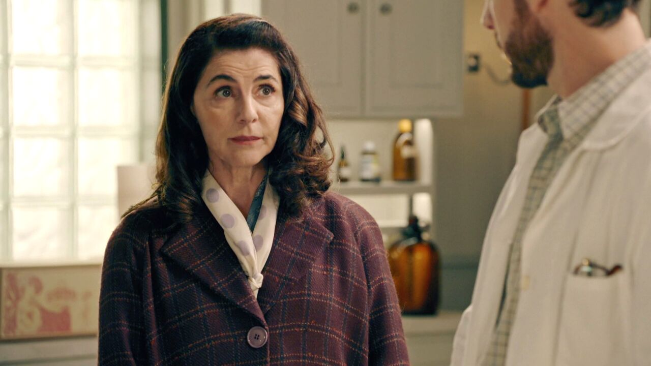 Digna le propone a Luis ser su ayudante en el laboratorio hasta que  recupere el olfato, ¿aceptará?