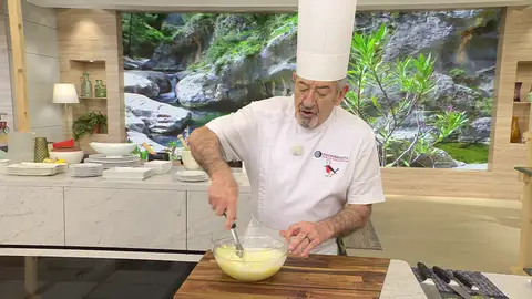 Agrega la mantequilla y la leche templada Agrega la mantequilla y la leche templada