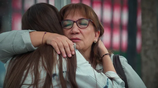 Esta noche, en Renacer: Gülçiçek lo arriesga todo para salvar la mansión… ¿pero ya es demasiado tarde para su familia? Esta noche, en Renacer: Gülçiçek lo arriesga todo para salvar la mansión… ¿pero ya es demasiado tarde para su familia?