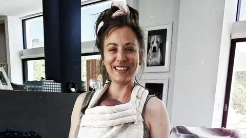 Kaley Cuoco con su hija Matilda Kaley Cuoco con su hija Matilda